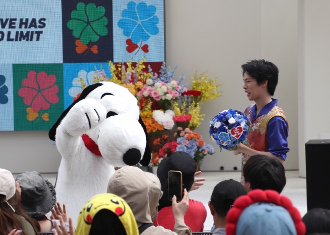 Elmo, Snoopy, and Woody Woodpecker perform at the “Thanks Love Month Special Stage in Osaka Healthcare Pavilion,” delighting visitors with dance and heartfelt gratitude at Expo 2025.